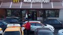 Lidé se po oznámení, že McDonald&#39;s v Rusku končí, ihned začali sjíždět...
