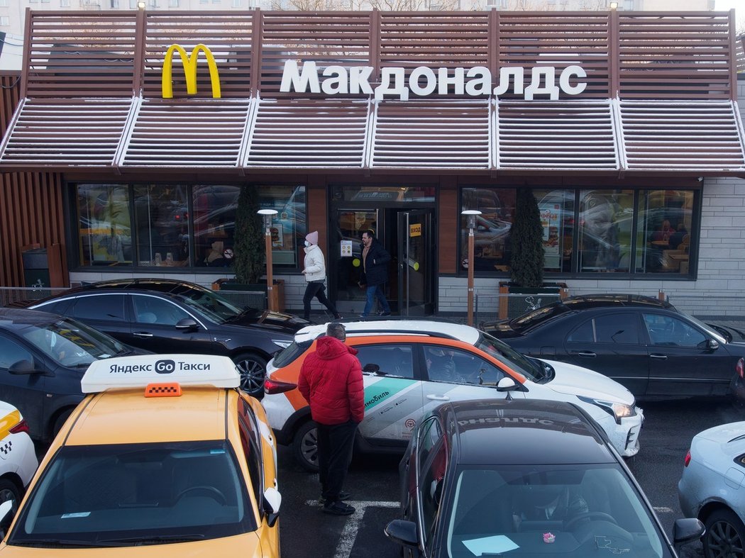 Lidé se po oznámení, že McDonald&#39;s v Rusku končí, ihned začali sjíždět...