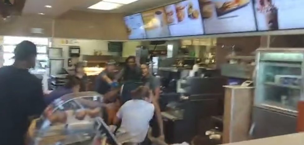 Na sociálních sítích se objevila další nahrávka divoké rvačky z fastfoodového McDonald’s.