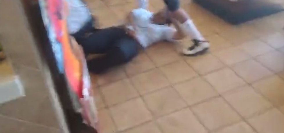 Na sociálních sítích se objevila další nahrávka divoké rvačky z fastfoodového McDonald’s.