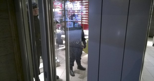 Na záchodech v restauraci McDonald&#39;s našli mrtvolu muže