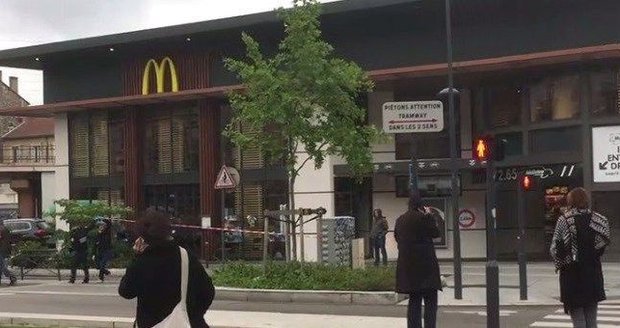 Výbuch ve francouzském McDonaldu: Policie uzavřela okolí