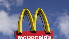 Zákazníci McDonaldu byli velmi překvapeni, když se kousek od nich na stole přímo v restauraci začalo natáčet porno.