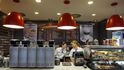 „Mzdy se budou zvyšovat podle situace v jednotlivých regionech o rozptyl mezi pěti a patnácti procenty,“ sděluje Jitka Pajurková, marketingová ředitelka řetězce McDonald’s.