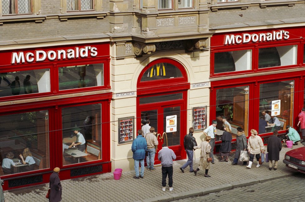 Otevření McDonalds ve Vodičkově ulici (1992)