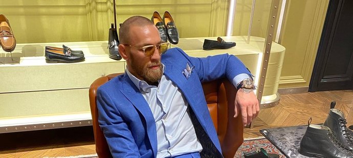 Conor McGregor se rád chlubí svým bohatstvím...