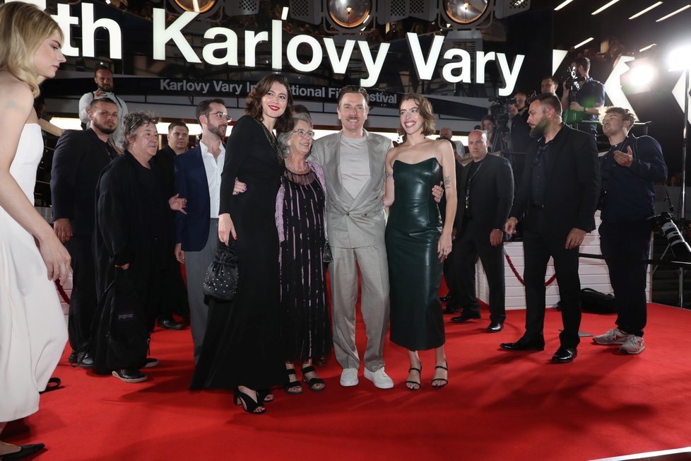 Skotský herec Ewan McGregor se svou rodinou na festivalu ve Varech