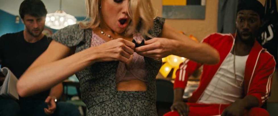 Charlotte McKinney ve filmu The Argument ukázala prsa
