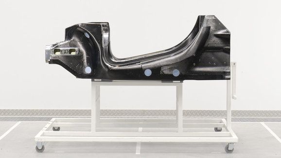Také McLaren má novou architekturu pro hybridy. Vyzdvihuje její supernízkou hmotnost