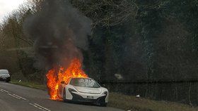 McLaren za 7 milionů shořel na silnici.