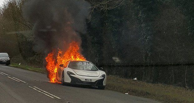Luxusní bourák McLaren za 7 milionů shořel v plamenech. Řidička z ohně zachraňovala nákupy