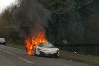 Luxusní bourák McLaren za 7 milionů shořel v plamenech. Řidička z ohně zachraňovala nákupy