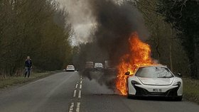 McLaren za 7 milionů korun skončil v plamenech.