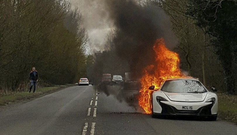 McLaren za 7 milionů korun skončil v plamenech.