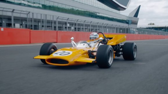 Ve Formuli 1 sedlal unikátní McLaren s pohonem všech kol. Po téměř půlstoletí se do něj vrátil!
