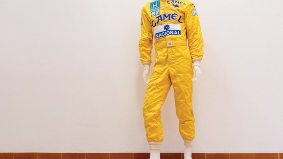 Jezděte v McLarenu Senna stylově. K mání je šampionova kombinéza i s podpisem