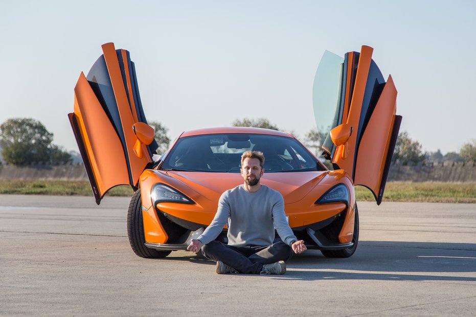 Jízda vozem McLaren je podle majitele společnosti Zážitky.cz Jana Hájka jedním z taháků firmy.