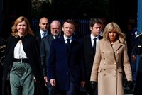 MDŽ: Francie zpečetila právo na potrat v ústavě, Macron slíbil boj proti tmářství, přišla i Brigitte