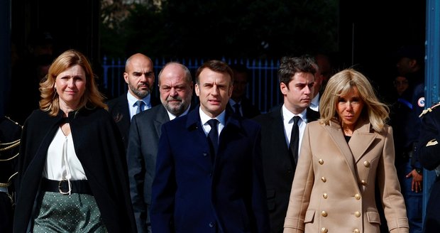 MDŽ: Francie zpečetila právo na potrat v ústavě, Macron slíbil boj proti tmářství, přišla i Brigitte