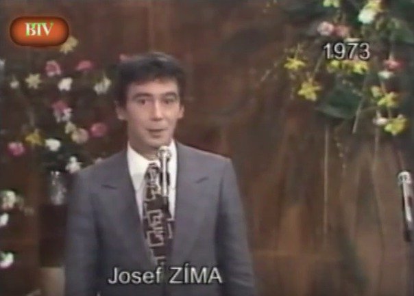 Retro fotky MDŽ: Československá televize vždy svátek dodržovala a zvala slavné osobnosti, aby ženám pogratulovali. Zde Josef Zíma.