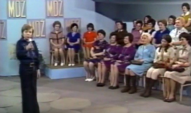 Retro fotky MDŽ: Československá televize vždy svátek dodržovala a ženám přichystala hudební vystoupení.