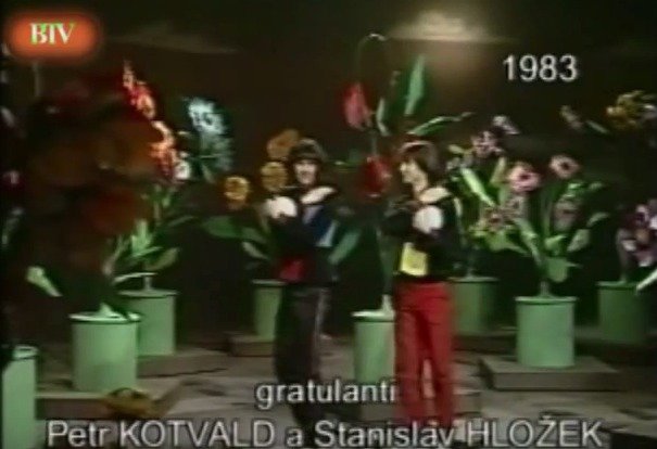 Retro fotky MDŽ: Československá televize vždy svátek dodržovala a zvala slavné osobnosti, aby ženám pogratulovali. Zde Petr Kotvald a Stanislav Hložek.