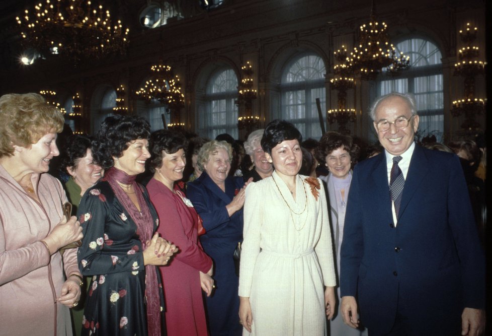 Retro fotky MDŽ: Bývalý prezident ČSSR Gustáv Husák při oslavách