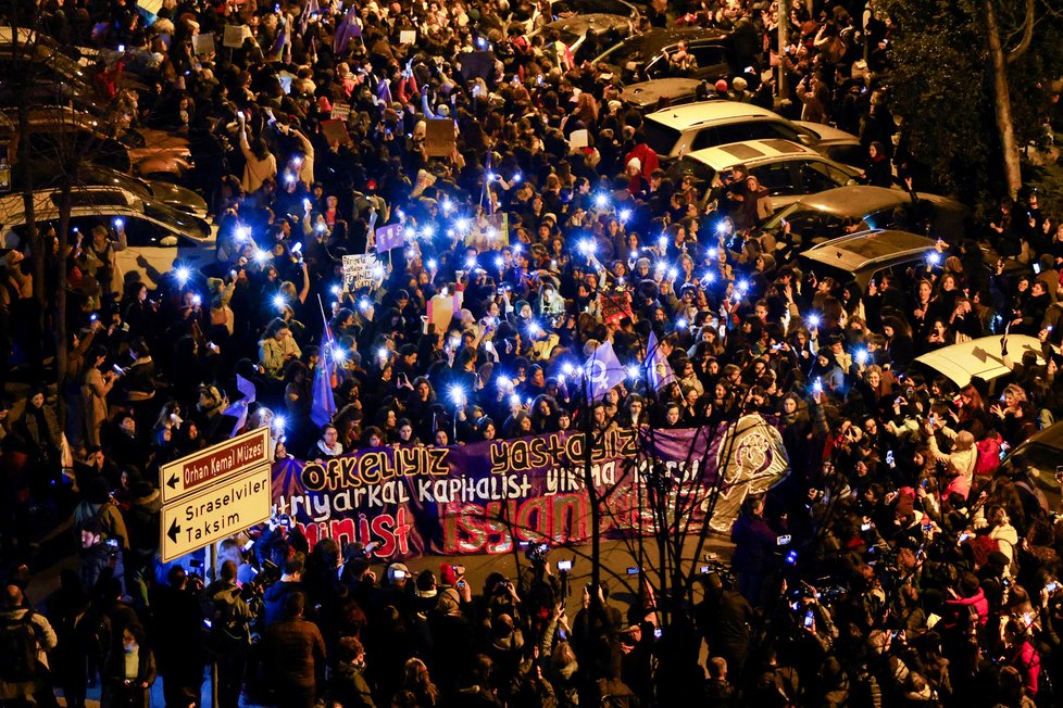 Protesty během MDŽ v tureckém Istanbulu (8.3.2023)