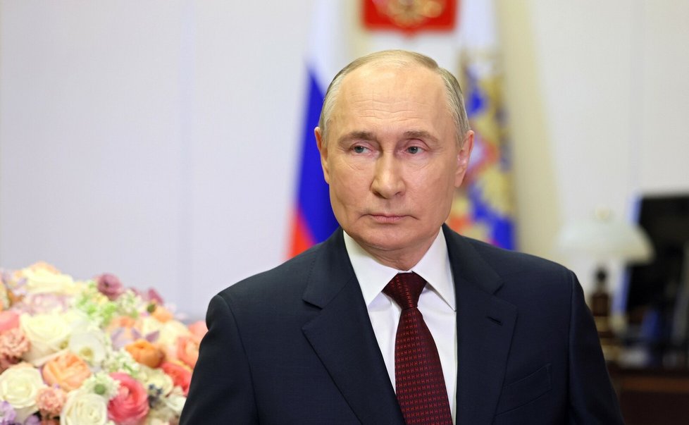 Vladimir Putin popřál k MDŽ a zdůraznil, že hlavní je mateřství.