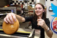 „Ženy patří do kuchyně!“ Fast food se omlouvá za přešlap na MDŽ