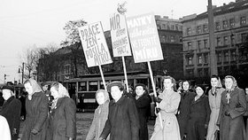 Retro fotky: Manifestačního průvodu žen Prahou, pořádaného u příležitosti Mezinárodního dne žen v roce 1951, se zúčastnily ženy ze všech pražských závodů i z měst a vesnic celé republiky. Na snímku ženy s hesly »Práce žen, posila míru« apod.