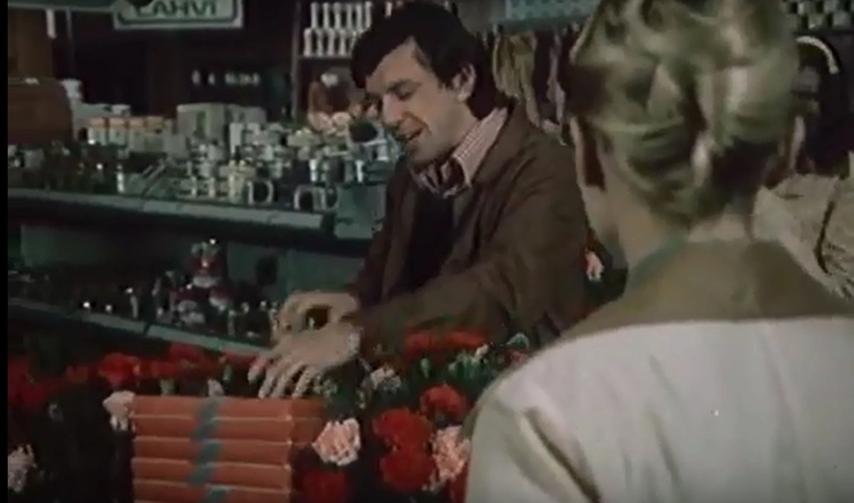 1977 - Žena za pultem! Prodavačky v seriálu dostaly rudé karafiáty a bonboniéry. Stěžovaly si, že jinde dávají i punčocháče.