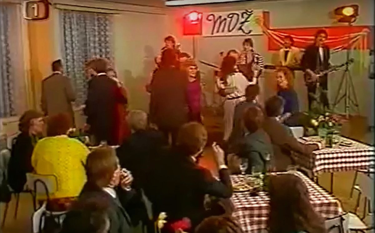 1988 - Malé dějiny jedné rodiny! V jednom dílu seriálu zpívala na večírku k MDŽ Petra Černocká (67).
