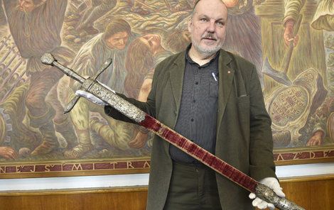 Skvost, který má pochvu potaženou sametem, ukazuje historik Karel Bartošek.