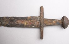 Bagrista daroval muzeu vzácný meč: V zemi ležel  až 1000 let!  