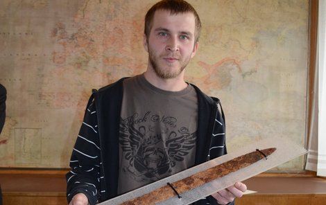 Nálezce Miroslav Brázdil s 2500 let starým železným mečem.