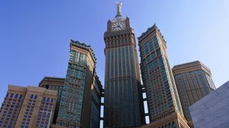 Hodinová věž v Mekce drží přes třicet světových rekordů, září kilometry daleko