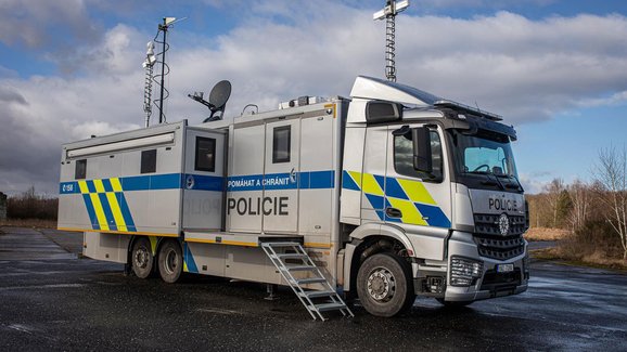 Policie se pochlubila unikátním mobilním operačním centrem, nástavba vznikala v Česku