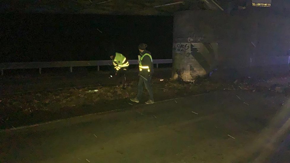 Mladý řidič u středočeských Měchenic nezvládl řízení a naboural do pilíře železničního mostu
