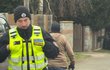 Policejní razie u Karlovy Vémoly doma. Policejní razie u Karlovy Vémoly doma.