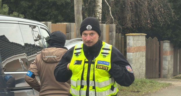 Polisi menggerebek rumah Karlos Vémola Polisi menggerebek rumah Karlos Vémola