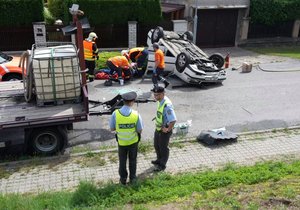 Nehoda jak z akčního filmu: Řidič vjel na návěs kamionu, místo na kola dopadl na střechu.