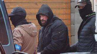 Policie zasahovala v domě Karla Vémoly, kvůli drogám zadržela tři lidi Policie zasahovala v domě Karla Vémoly, kvůli drogám zadržela tři lidi