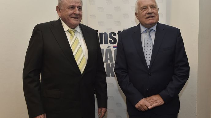 Bývalí premiéři České republiky a Slovenska Václav Klaus (vpravo) a Vladimír Mečiar (vlevo)