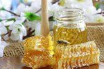 Přidaný cukr a karamel, akát bez akátu: Za falešný med hrozí výrobci pokuta až 50 milionů.
