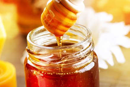 Umíte koupit med? Lepší než z obchodů bývá od včelaře