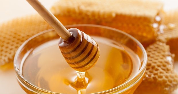Jamajčan strávil 82 dní ve vazbě kvůli medu. Celníci tekutinu měli za pervitin