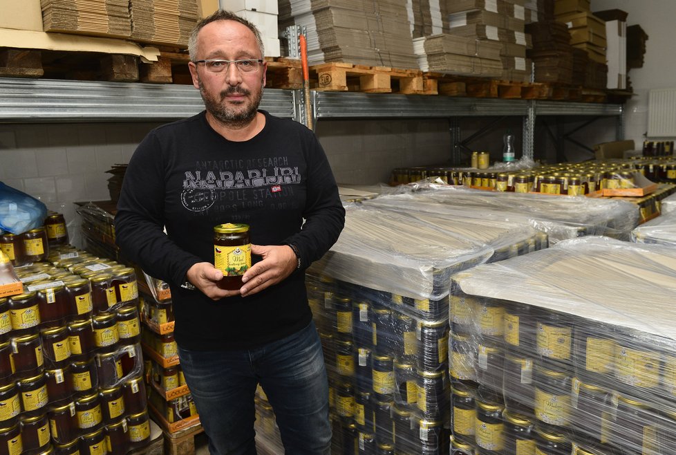 Ředitel Včelpa věděl o přimíchávání ukrajinského medu do českého.