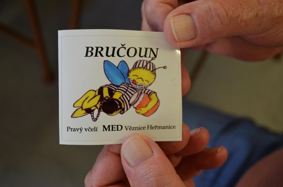 A toto je pravý vězeňský med Bručoun, opatřený speciální tematickou etiketou.