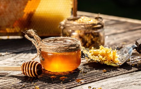 med patří mezi potraviny, které pomáhají proti jarním alergiím